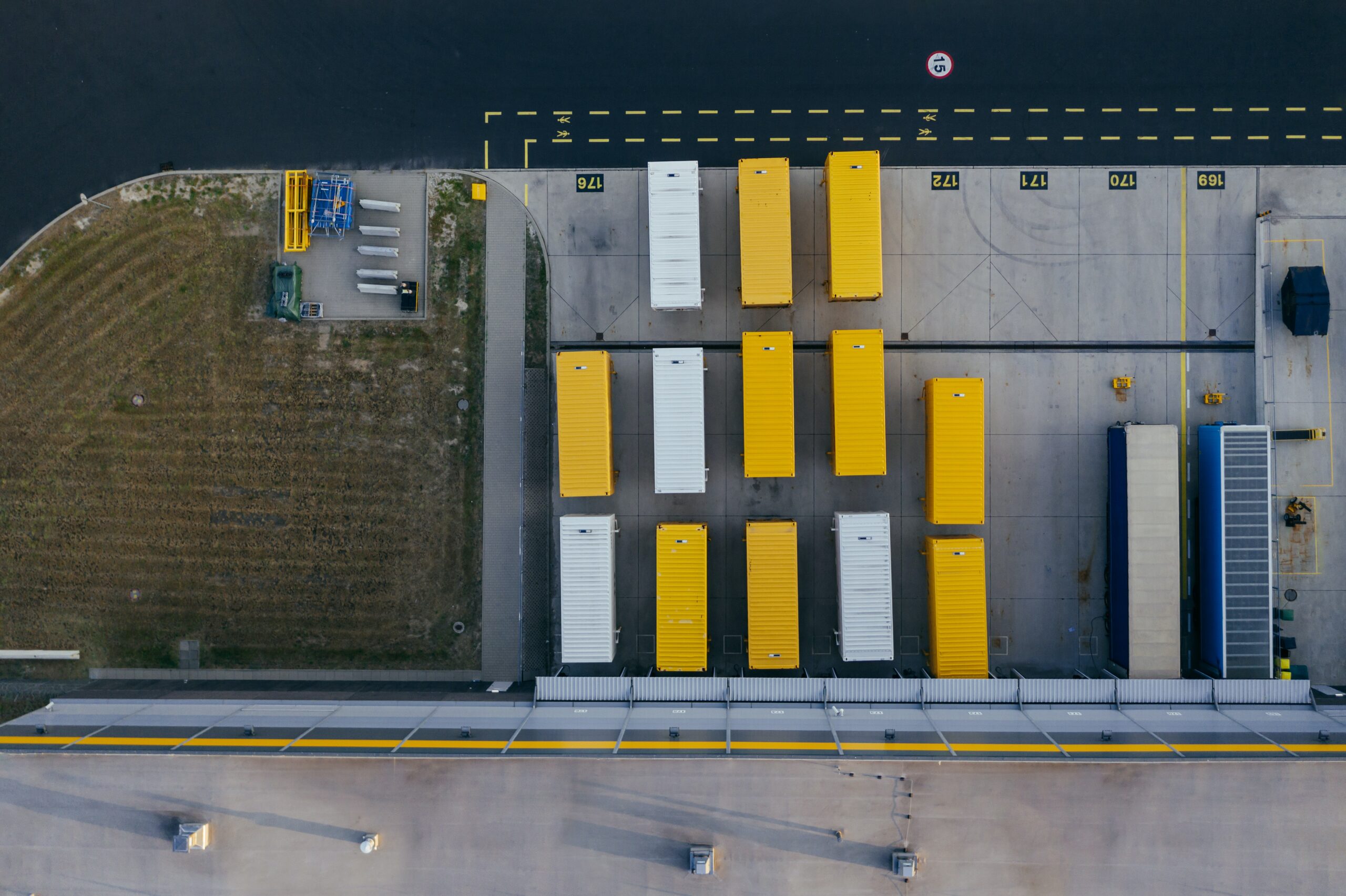 https://www.accorddata.it/wp-content/uploads/2020/06/aerial-photography-of-a-containers-2797828-scaled.jpg